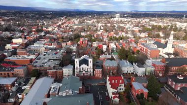 Maryland 'deki tarihi kiliseleri, çatıları ve caddeleri olan küçük bir kasaba merkezinin hava görüntüsü.