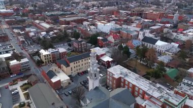 Maryland 'de şehir sokakları ve kasaba binaları olan bir kilise kulesinin insansız hava aracı görüntüsü.