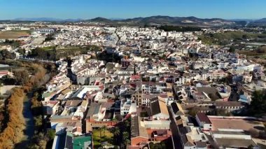 Puente Genil Andalusia İspanya 'nın hava aracı görüntüsü. Teatro Circo ve kilise kuleleri, güneşli bir günde, tarihi bir kasabada beyazlatılmış evler arasında.