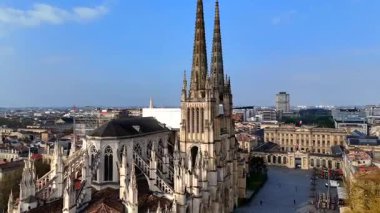 Bordeaux Gotik bazilikasının tramvay hatlı havadan görünüşü