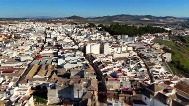 Puente Genil Endülüs İspanya 'nın hava panoramik manzarası. Beyaz evler, çatılar ve ufuktaki dağlar tipik güney İspanya şehir manzarası.