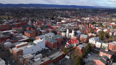Maryland 'de şehir binaları ve çatılarla çevrili tarihi kilise mimarisinin havadan görünüşü