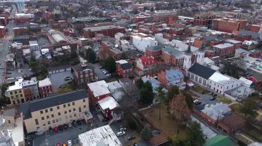 Maryland 'deki şehir blokları arasında çan kulesi olan beyaz bir kilise binasının insansız hava aracı görüntüsü