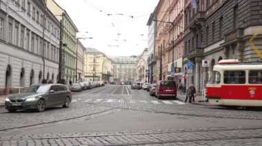 Viyana kaldırım taşı caddesinde kış günü arabalarla ve insanlarla