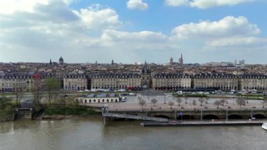 Bordeaux nehir kenarındaki hava manzarası. Tekne binaları ve bulutlar.