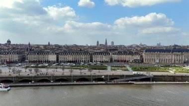 Klasik binalar ve bulutlarla Bordeaux nehir kenarının havadan görünüşü