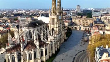 Bordeaux bazilikasının sinematik havası tarihi şehir merkezinde yükseliyor.