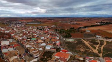 Tarazona de la Mancha İspanya yakınlarında panoramik dron görüntüsü bulutlu gökyüzü