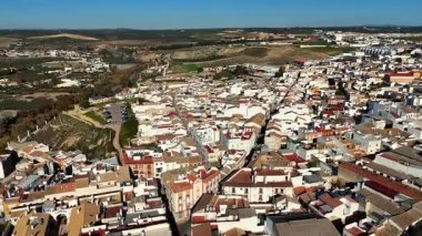 Endülüs 'te kiremitli çatıların ve beyaz evlerin havadan görünüşü