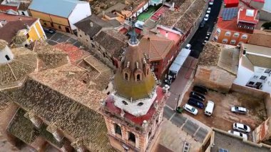 Tarazona de la Mancha İspanya 'daki kilisenin yörüngesindeki insansız hava aracı.