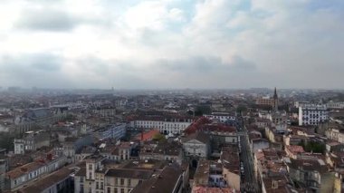 Bordeaux 'nun eski şehir çatılarının, taş cephelerin ve avluların üzerindeki insansız hava aracı görüntüsü