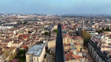 Bordeaux tarihi caddesi ve çatılarının yüksek irtifa drone görüntüsü