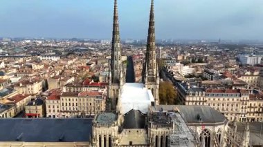 Bordeaux Gotik kulelerinde uçan insansız hava aracı tarihi bulvarı gözler önüne seriyor