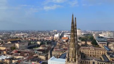 Bordeaux Gotik kulelerinin insansız hava aracı görüntüsü ve tarihi şehir silüeti