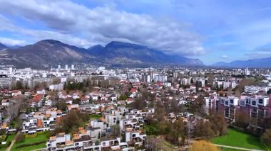Grenoble şehrinin ve etrafındaki dağların hava manzarası.