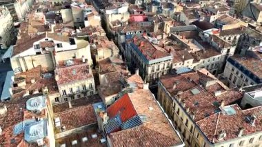 Bordeaux Gotik Bazilikası ve Eski Şehir 'in sinematik hava gösterisi