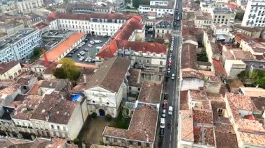 Bordeaux 'nun uçsuz bucaksız manzarası taştan binaları olan eski bir kasaba.