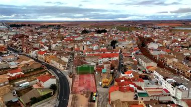 Tarazona kentsel yerleşim planının drone görüntüsü Bulutların altındaki çatı ve alanlar