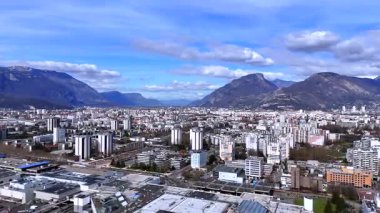 Grenoble gökdeleninin insansız hava aracı görüntüsü Alpler 'in olduğu caddeleri kapatıyor.