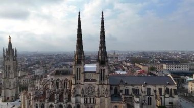 Bordeaux katedralinden ve eski kasaba sokaklarından geçen sinematik insansız hava aracı.