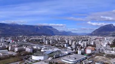 Grenoble şehrinin ve dağların hava manzarası