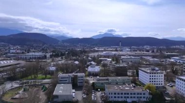 Grenoble ofisinin alçak irtifa drone görüntüsü ve tepeleri ve dağları olan araştırma bölgesi