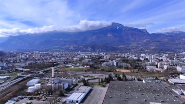 Grenoble 'ın geniş drone görüntüsü, dolambaçlı spor sahaları ve alp zirveleriyle