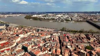 Bordeaux France Pont de Pierre Stone köprüsü çamurlu Garonne nehri ve tarihi nehir kenarı