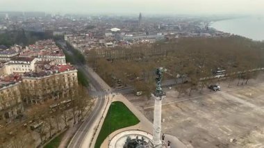 Sisli Bordeaux manzaralı Girondins Anıtı 'ndaki bronz melek heykelinin robot resmi. Quinconces Meydanı ve nehir kenarındaki boş.