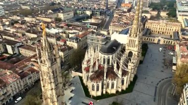 Bordeaux 'daki Saint-Andre Katedrali ve Pey Berland Kulesi' nin insansız hava aracı panoraması