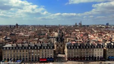 Tarihi Porte Cailhau kapısı ve taş çatıların yer aldığı Bordeaux şehir merkezinin hava görüntüleri.