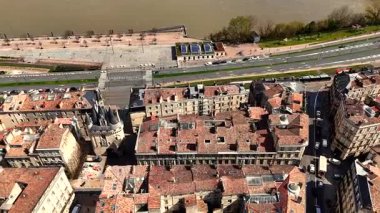 Porte Cailhau ortaçağ kapısının, tarihi çatıların ve Bordeaux 'daki çamurlu nehrin tepeden aşağı insansız hava aracı görüntüleri.