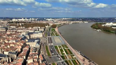 Bordeaux şehrinin nehir kenarı bulvarı manzaralı insansız hava aracı videosu Garonne nehri ve tekneleri.
