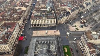 Bordeaux bulvarının, trafiğin ve Marche des Grands Hommes 'un uzaktan görülen cam kubbesinin insansız hava aracı görüntüsü.