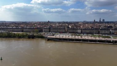 Bordeaux şehrinin panoramik hava manzarası Garonne nehri ve tüm ufuk çizgisi üzerindeki tarihi taşların önü.