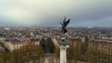 Kasvetli bulutlu bir günde Anıt aux Girondins ve Bordeaux siluetinin insansız hava aracı çekimi
