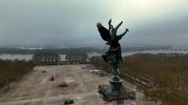 Bronz Özgürlük Meleği Anıtı 'nın tepesine yakın sinematik dron.