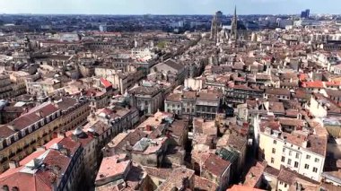İnsansız hava aracı, Bordeaux 'nun yoğun taş binalarını çatılı, dolambaçlı sokakları ve modern arenayı gösteriyor.