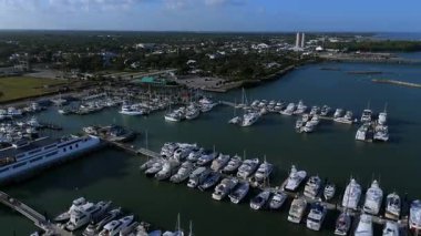 Sahil marinası üzerinde hava aracı görüntüsü sakin liman su köprüleri yeşillik ve kentsel alan sadece editör kullanımı