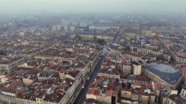 Yoğun Bordeaux çatıları üzerinde havadan panoramik manzara Garonne nehri köprüsü sise dönüşüyor