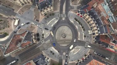 Bordeaux Bulvarı 'nın tepeden aşağı insansız hava aracı görüntüleri tramvay rayları, taş binalar ve sisli sabah ışığında dairesel cam pazar çatısı.