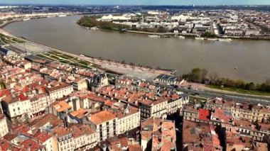 Tarihi çatıları olan Bordeaux Fransa şehir manzarası Garonne nehri modern bankası ve park