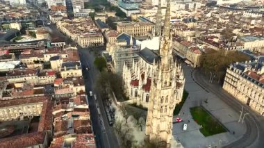 Bordeaux ikonik Gotik Katedral Çan Kulesi ve Central City Meydanı 'nın hava manzarası
