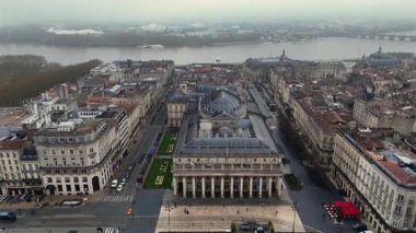 Bordeaux 'daki neoklasik büyük tiyatroya sisli nehir arkaplanlı hava görüntüleri yaklaşıyor.