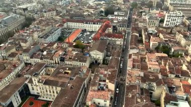 Bordeaux çan kulesinin etrafındaki hava yörüngesini tarıyorum. Terracotta çatılarını ve yayılan caddeleri gösteriyorum.