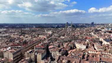 Bordeaux 'nun tarihi merkezini, yoğun taş binaları ve katedral kulelerini gösteren yüksek görüntüler.