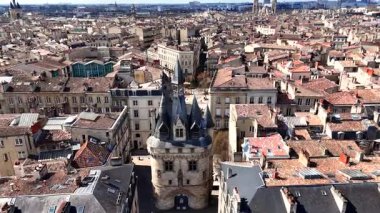 Porte Cailhau kulelerinin, dar sokakların ve Bordeaux 'daki güneşli kafe meydanının yukarıdan çekimleri.