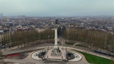 Anıt aux Girondins 'in yukarıdan çekimleri tramvay rayları ve ağaçlarla kaplı meydanı yumuşak sabah ışığında