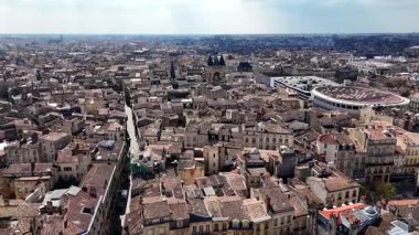 Bordeaux tarihi taş cephelerinin panoramik manzarası dar sokaklar ve uzak arena