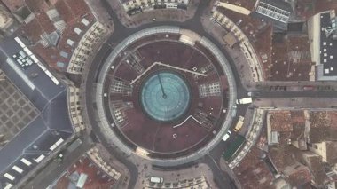 Dairesel cam çatı binasının ve hareket eden arabaların geometrik şehir desenini oluşturan hava manzarası